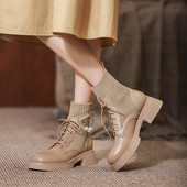 Moderne ženske čizme s vezicama i metalnim elementom