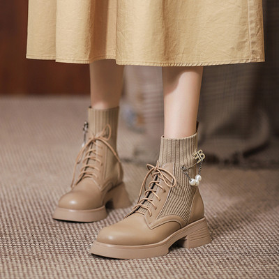 Moderne ženske čizme s vezicama i metalnim elementom