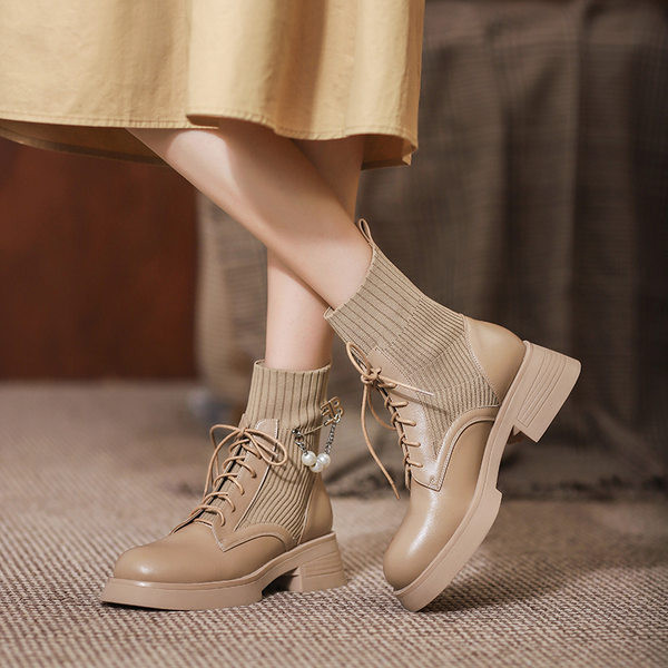 Moderne ženske čizme s vezicama i metalnim elementom