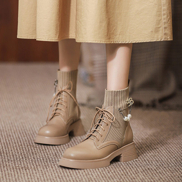 Moderne ženske čizme s vezicama i metalnim elementom