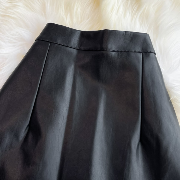 Női szoknya magas derékkal és csipkével - fekete színű