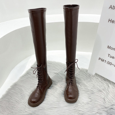 Alkalmi női csizma lapos talppal és fűzővel