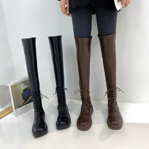 Alkalmi női csizma lapos talppal és fűzővel