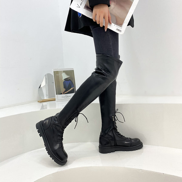 Alkalmi női csizma lapos talppal és fűzővel