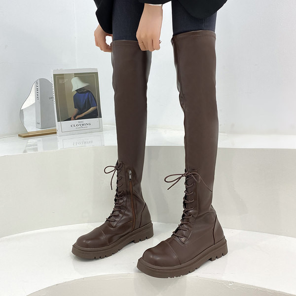 Alkalmi női csizma lapos talppal és fűzővel