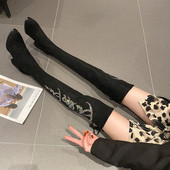 Modern női csizma öko velúrból, díszkövekkel