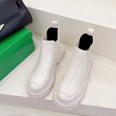 Női lakkcsizma durva talppal, lekerekített modellel