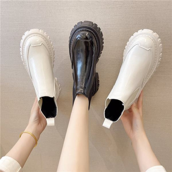 Női lakkcsizma durva talppal, lekerekített modellel