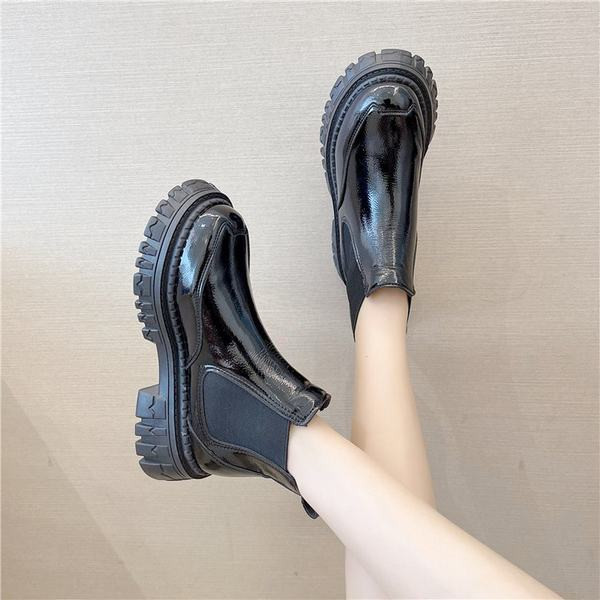 Női lakkcsizma durva talppal, lekerekített modellel