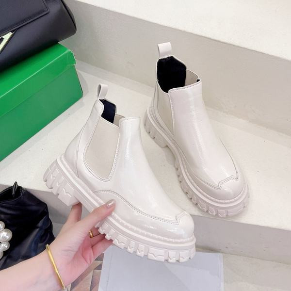 Női lakkcsizma durva talppal, lekerekített modellel