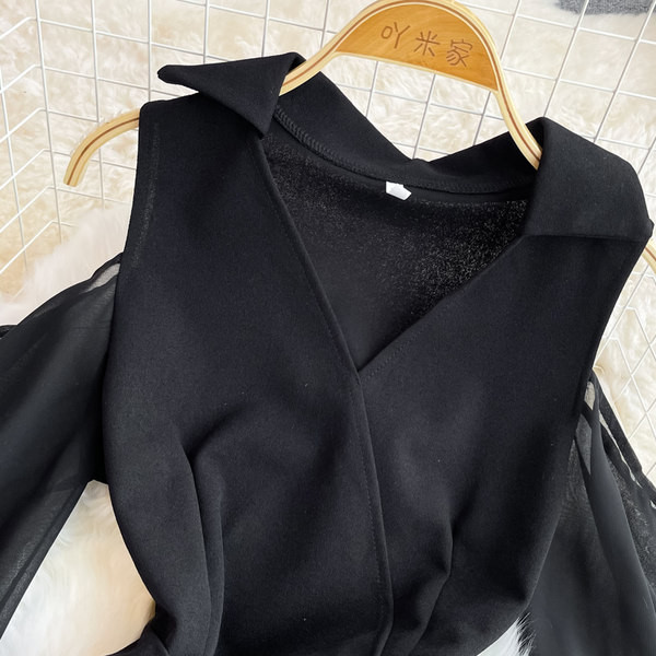 Modern női ruha csupasz vállakkal és spitz nyakkivágással