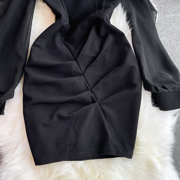 Modern női ruha csupasz vállakkal és spitz nyakkivágással