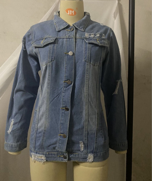 Stiilne metallist elementidega naiste teksajakk