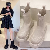 Légáteresztő, magas platformú női csizma új modellje