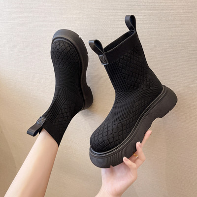 Légáteresztő, magas platformú női csizma új modellje