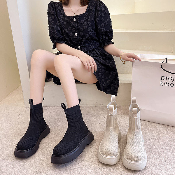 Légáteresztő, magas platformú női csizma új modellje