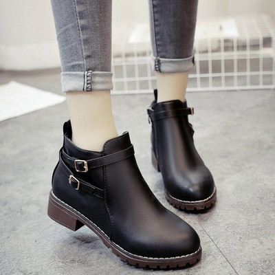 Női bőrcsizma 7 cm sarokkal és fém csattal