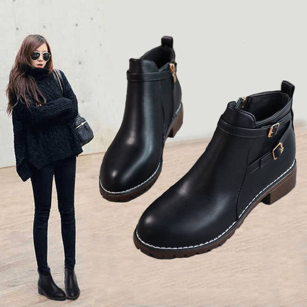 Női bőrcsizma 7 cm sarokkal és fém csattal