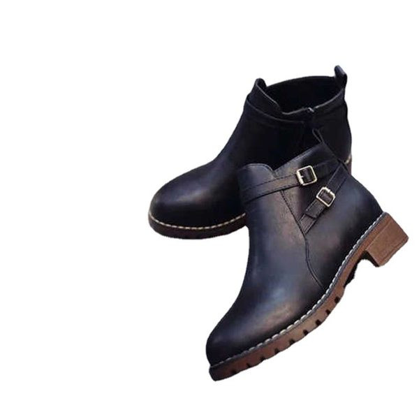 Női bőrcsizma 7 cm sarokkal és fém csattal