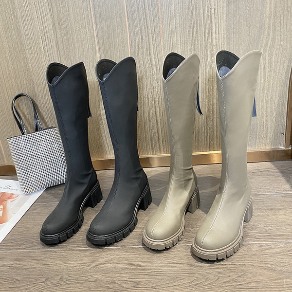 Modern női csizma sima modell cipzárral