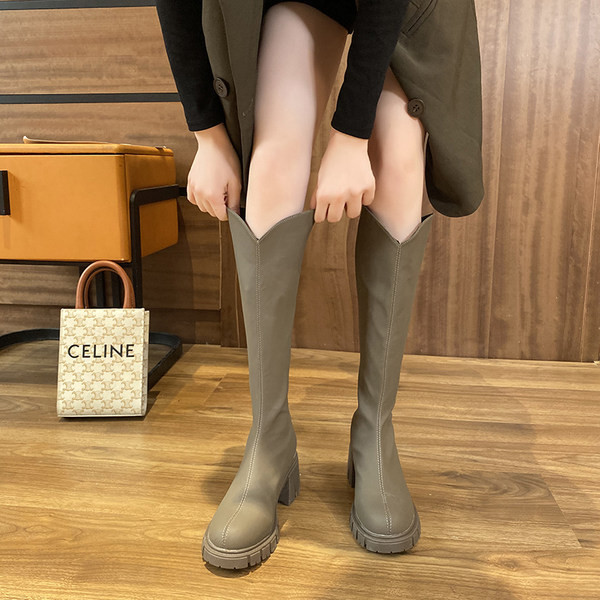 Modern női csizma sima modell cipzárral