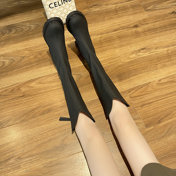 Modern női csizma sima modell cipzárral