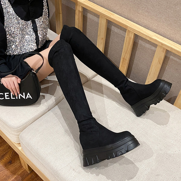 Stílusos női csizma öko velúrból, magas lapos talpon