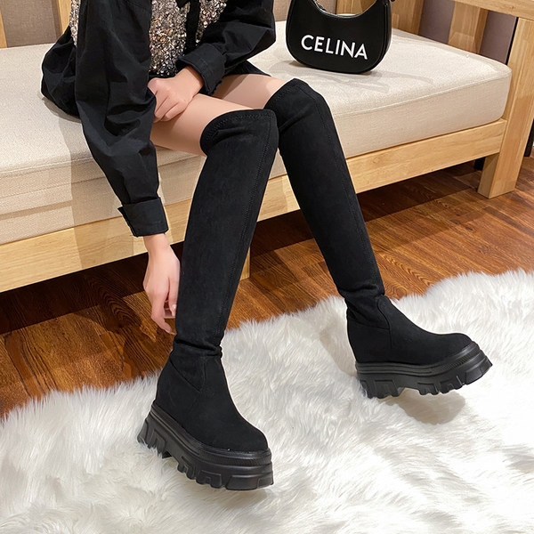 Stílusos női csizma öko velúrból, magas lapos talpon