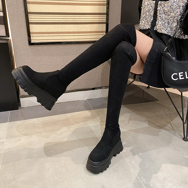 Stílusos női csizma öko velúrból, magas lapos talpon