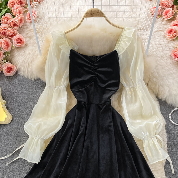 Női modern bársonyruha nyakkendővel és szögletes nyakkivágással