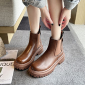 Bőr női csizma durva talppal, fém elemmel