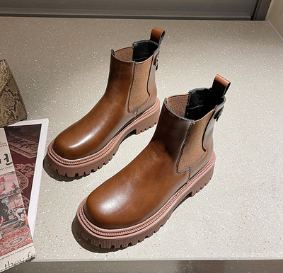 Bőr női csizma durva talppal, fém elemmel