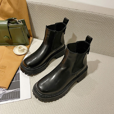 Bőr női csizma durva talppal, fém elemmel