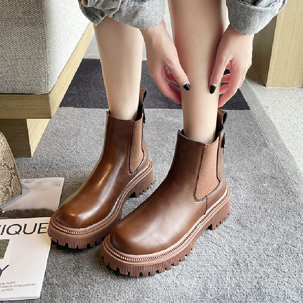 Bőr női csizma durva talppal, fém elemmel