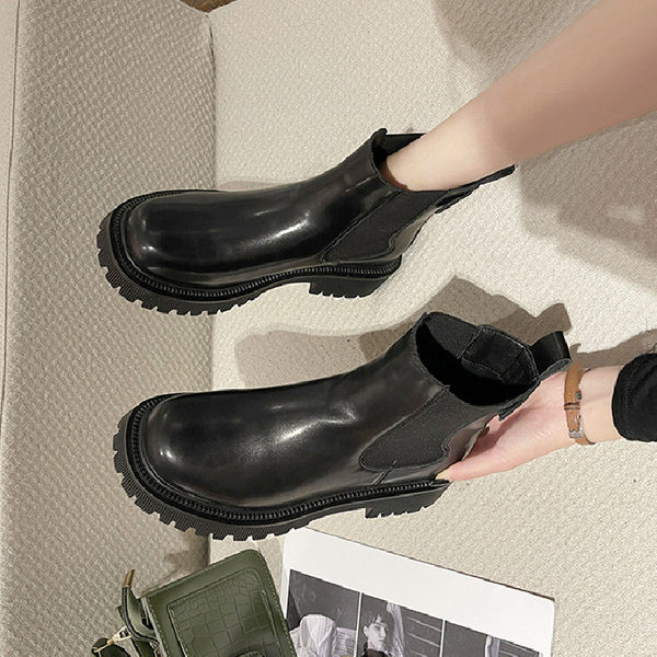 Bőr női csizma durva talppal, fém elemmel