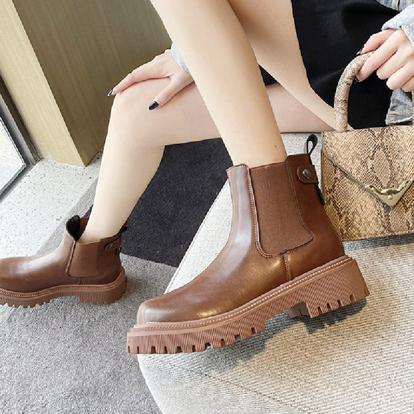 Bőr női csizma durva talppal, fém elemmel