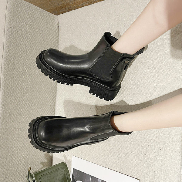 Bőr női csizma durva talppal, fém elemmel