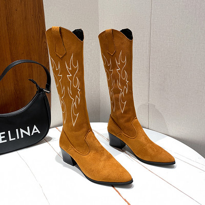 Modern női csizma hegyes mintás hímzéssel