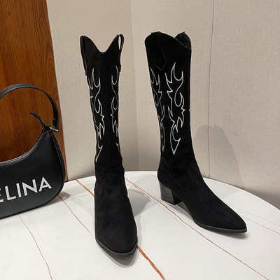 Modern női csizma hegyes mintás hímzéssel