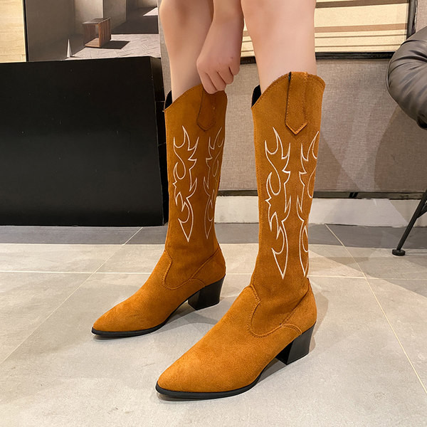 Modern női csizma hegyes mintás hímzéssel