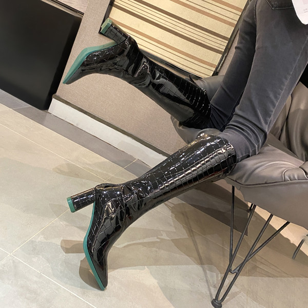 Aktualni ženski lakirani model čizama na špic sa patentnim zatvaračem