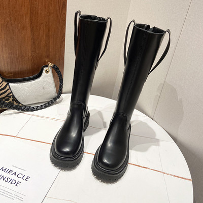 Női csizma lapos talppal, sima modellel