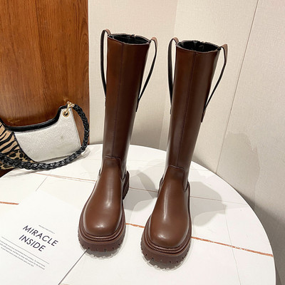 Női csizma lapos talppal, sima modellel