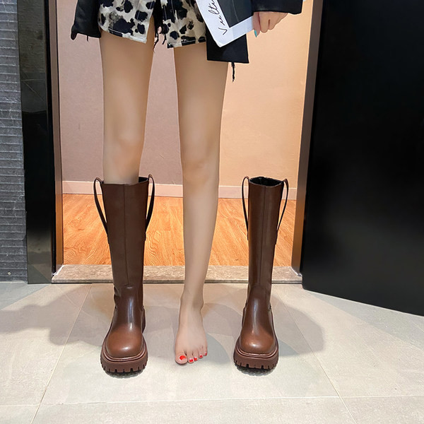 Női csizma lapos talppal, sima modellel