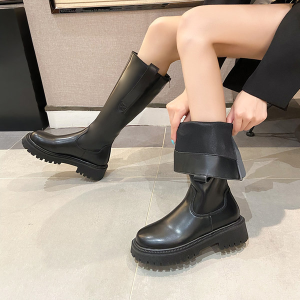 Női csizma lapos talppal, sima modellel