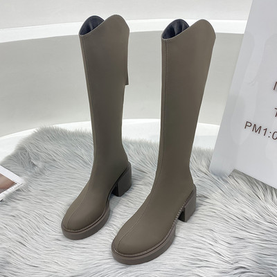 Női csizma lekerekített modell cipzárral