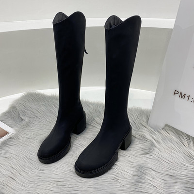 Női csizma lekerekített modell cipzárral