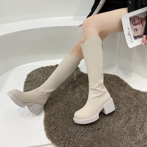 Női csizma lekerekített modell cipzárral