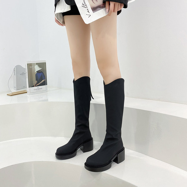 Női csizma lekerekített modell cipzárral