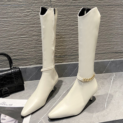 Stílusos női csizma hegyes modell fémlánccal